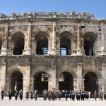 les-emblemes-devant-les-arenes-de-nimes